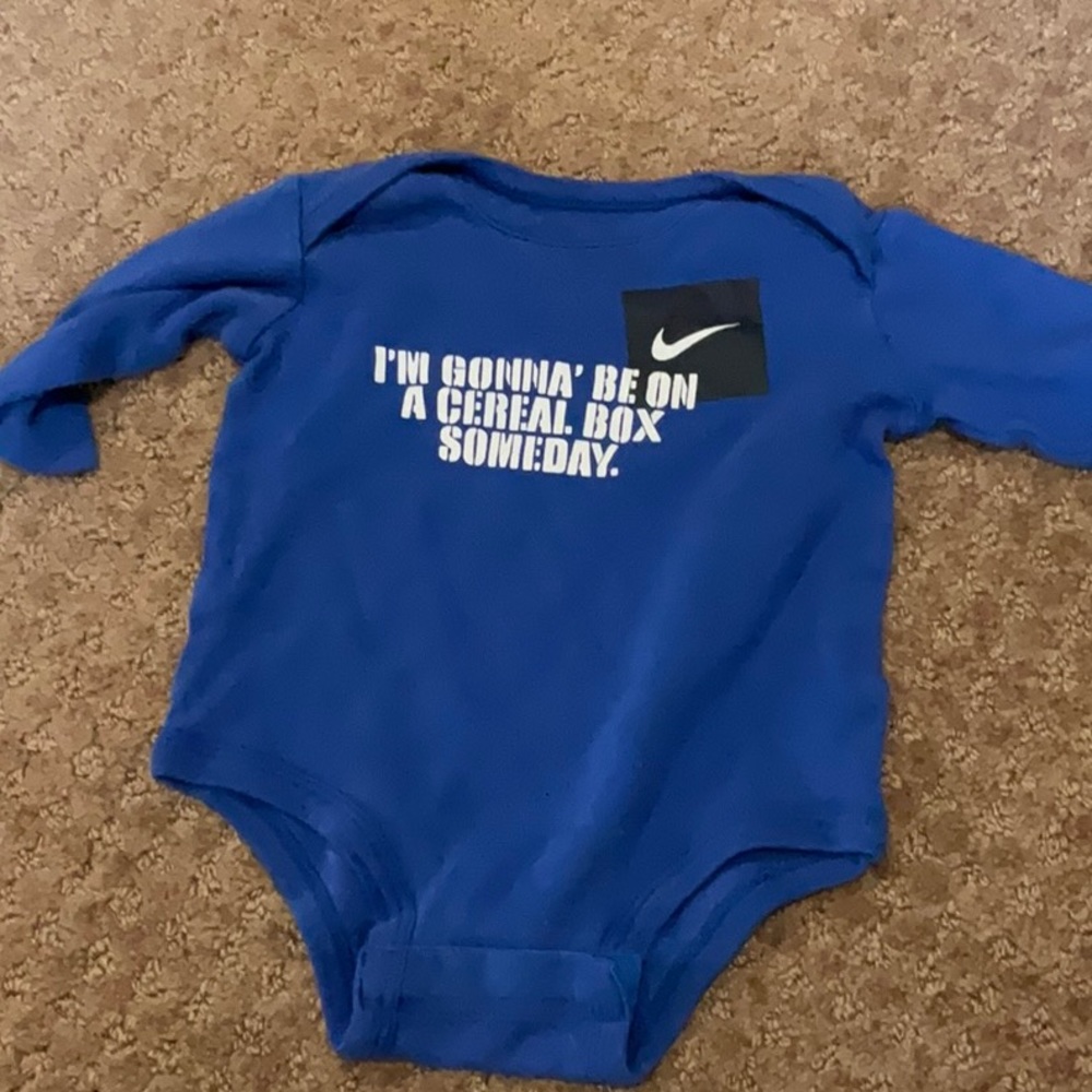 🌷NIKE LONG SLEEVE ONESIE SIZE SIZE 0-3 MONTHS